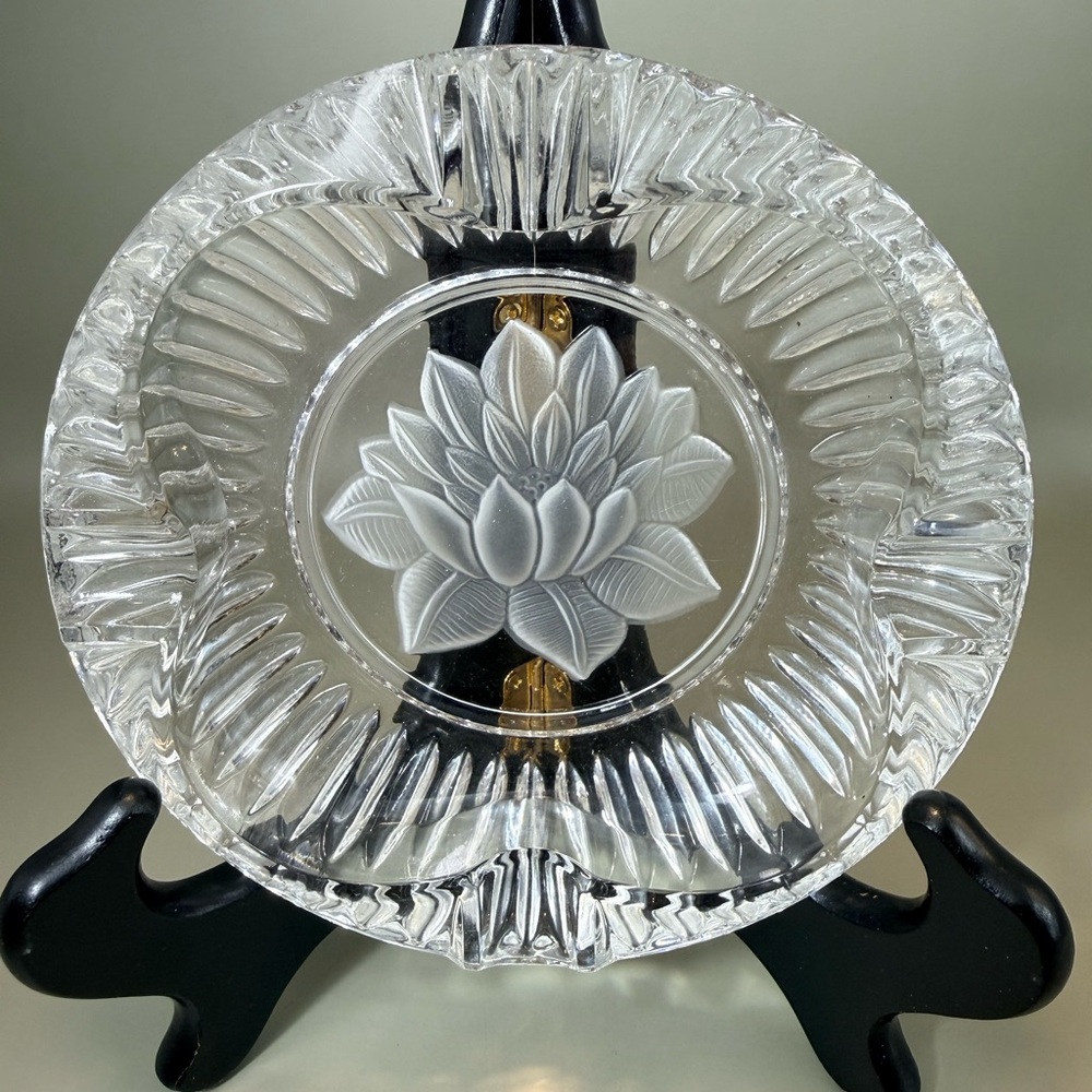 Elegant Mikasa Crystal Ash Tray with Frosted Lotus Flower Design, 5 3/4" × 1"